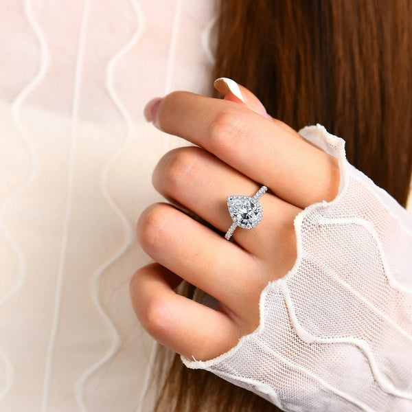 Bague Lumina en Moissanite poire et halo (2,0 carats)