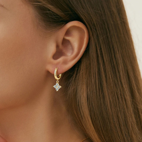 Créoles pendantes trèfle porte-bonheur en moissanite