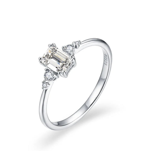 Bague classique avec pierre précieuse taille émeraude