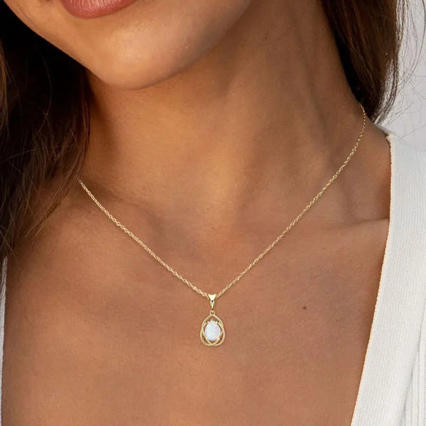 Collier en opale lumineuse en forme de larme